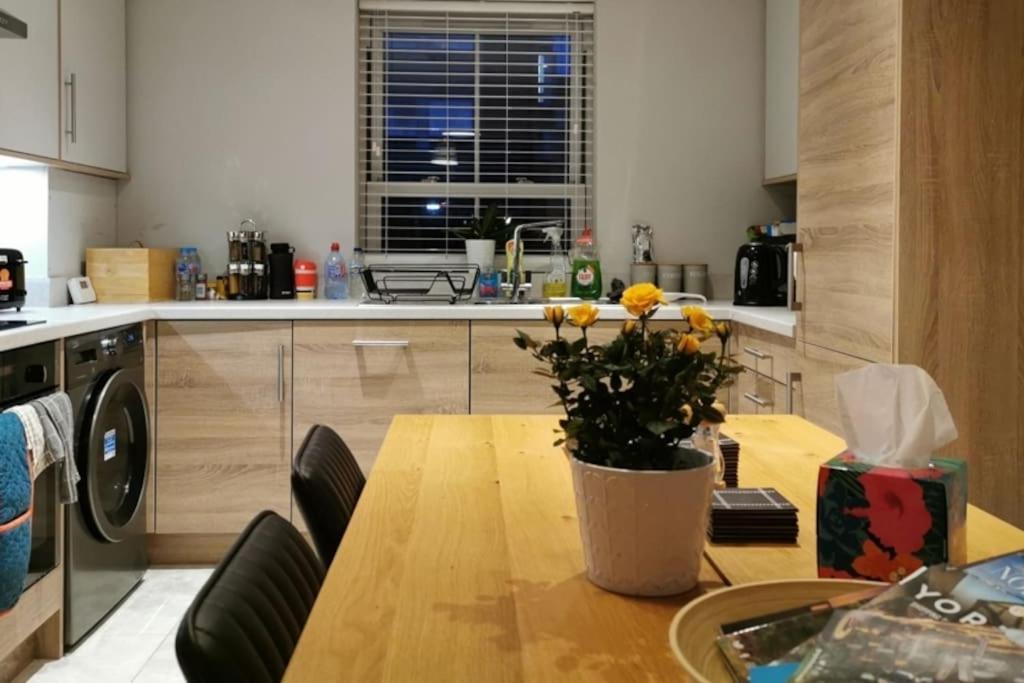 3 Bedroom Townhouse, Free Parking York Luaran gambar